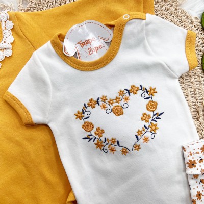  CONJ. DE MALHA 3 PEÇAS - Arco de Coração com Flores e Gola Gripyr - Mostarda e Off White
